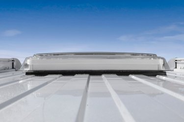 Valamennyi tetőnyílás a tető profiljához illeszkedő rugalmas adapterrel kerül beszerelésre, így a hosszútávú víz- és hőszigetelés megoldott. Elmarad a más modellekre jellemző ragacsos tömítőanyag.